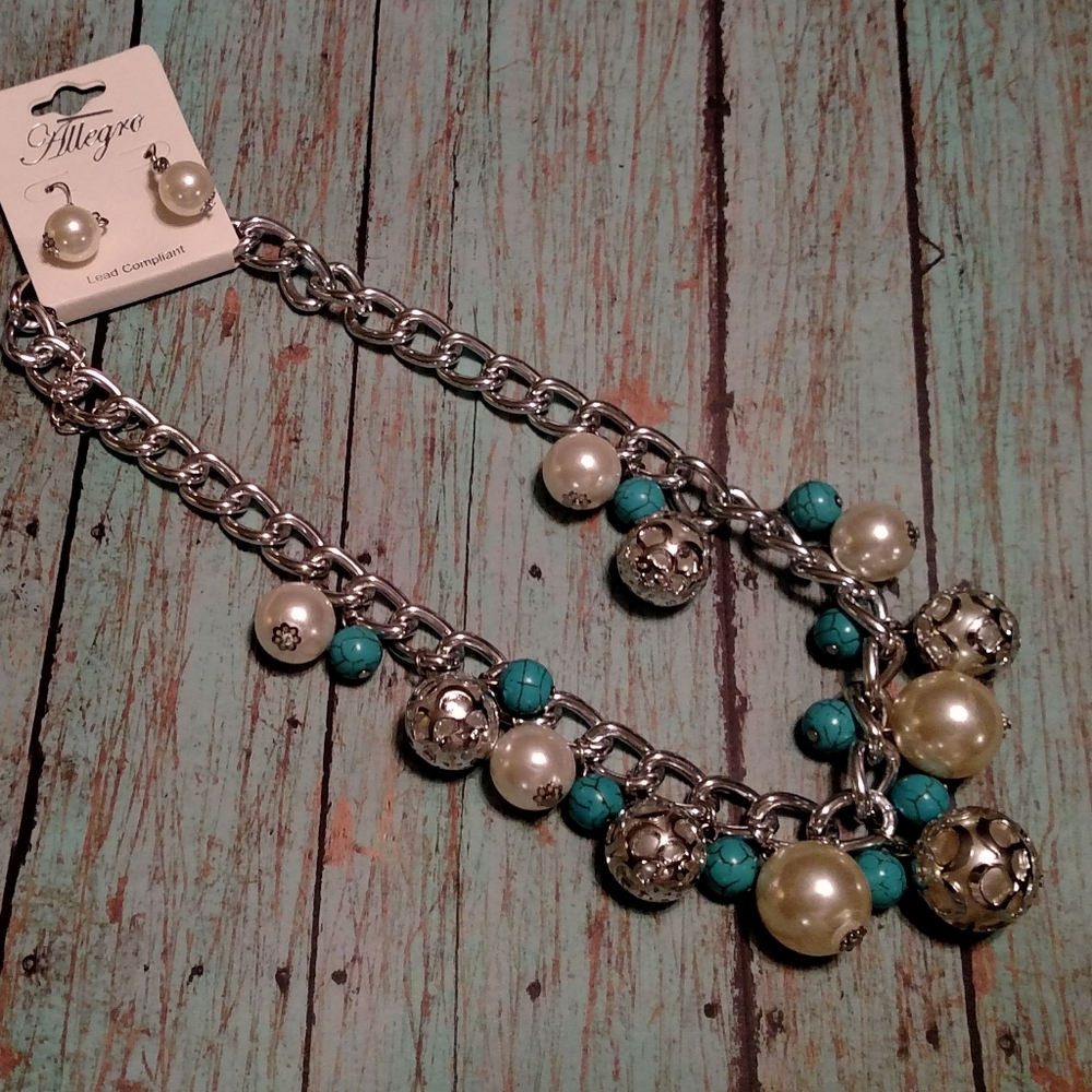 Women's pearl necklace set